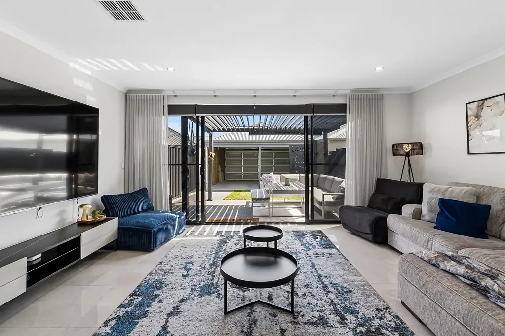 Bushmead 3ห้องนอน Luxury Meets Nature – Immaculate Bushmead Home