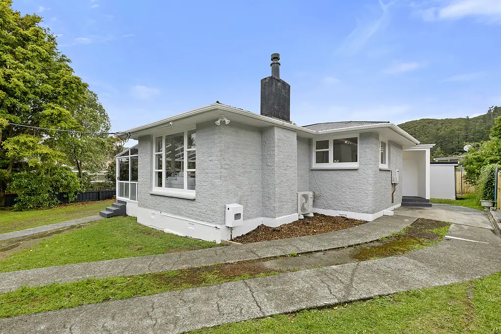 Wainuiomata 3બેડરૂમ Like new with a section