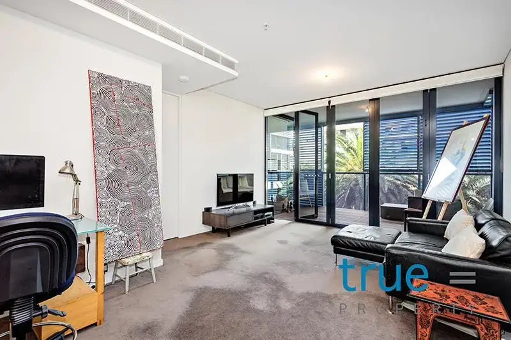 LUXURIOUS, MAJESTIC & CONVENIENTLY LOCATED