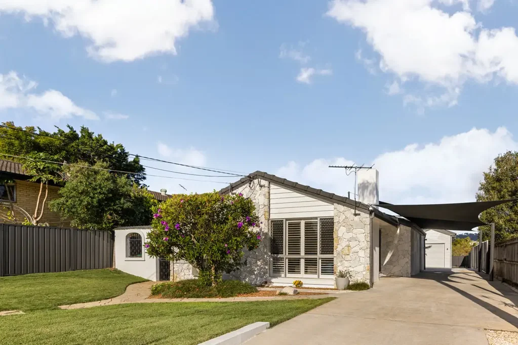 Holland Park West 6房 双居住宅奢享 834㎡宽绰地块 地势较高俯瞰Holland Park 城市天际线视野 豪华浴室石质壁炉 私密死胡同位置 景观花园成熟果树 Refined Dual-Living Opportunity on 834sqm – Elevated Position with Future Potential