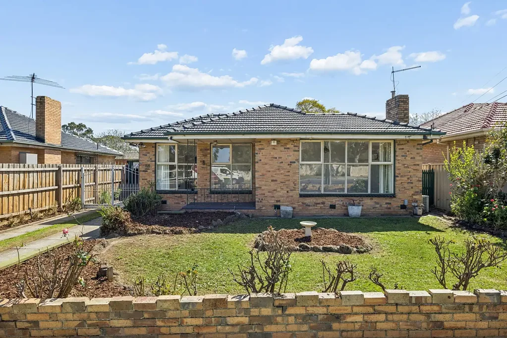 Kingsbury 3कमरा A Family Home with Space and Future Potential