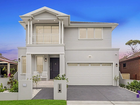 Yagoona 5部屋 Architecturally appointed Hamptons-inspired luxury family home with inground pool in a sought after pocket