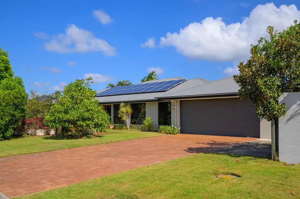 Tin Can Bay 4कमरा Ready to Impress — Large 4-Bedroom Home with Luxurious Ensuite & Entertainer’s Deck