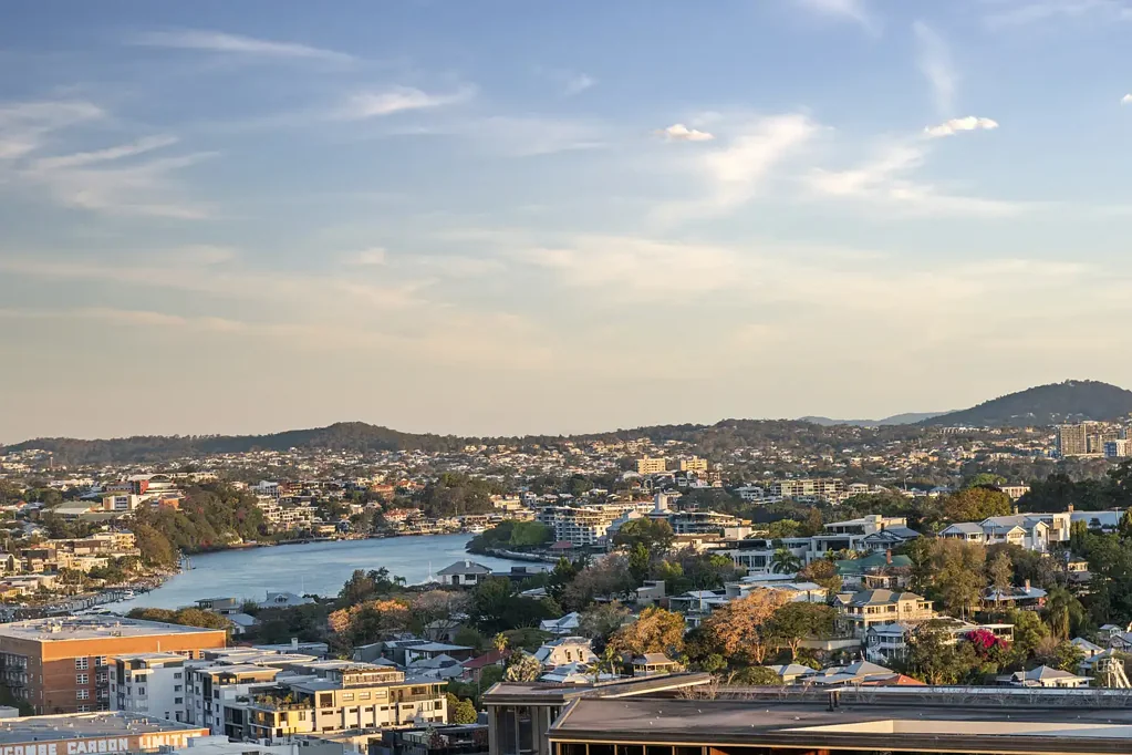 Newstead 2房 次顶层豪华公寓，坐拥城市与河流全景！ Sub-Penthouse Luxury with Sweeping City & River Views!