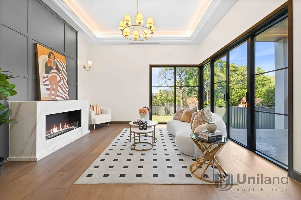 Eastwood 5कमरा Prestigious Tri-Level Home Offering Space, Light and Views