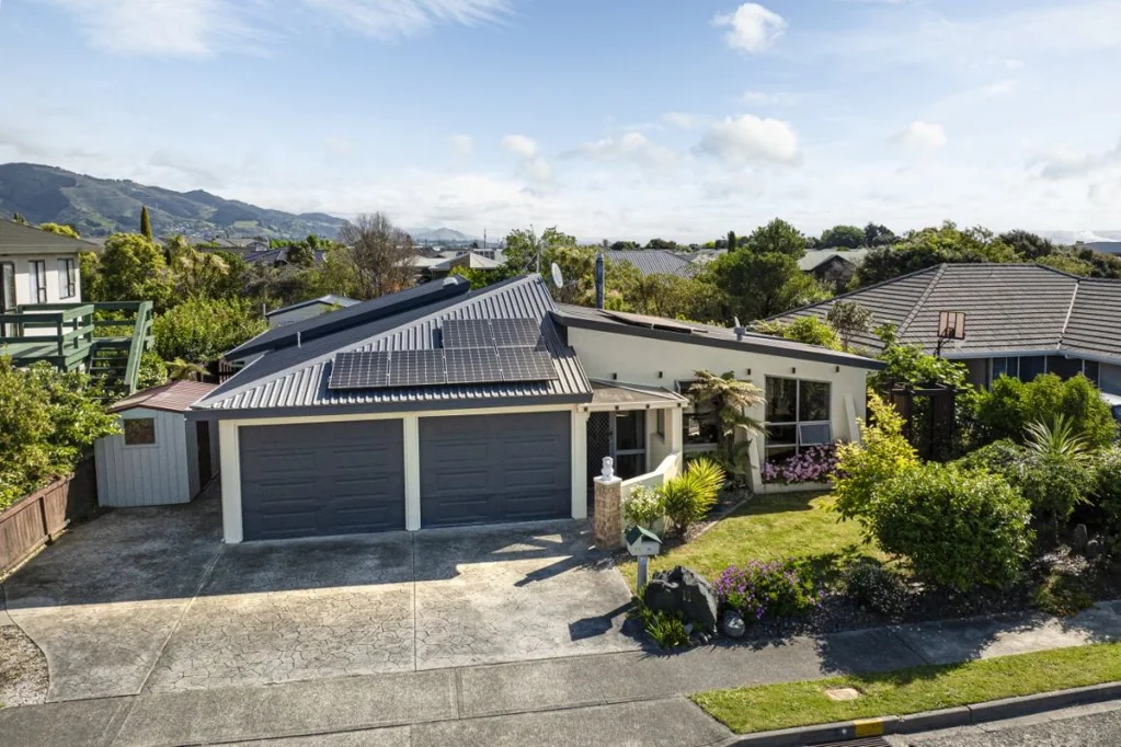 Stoke 4房  Home and Income!