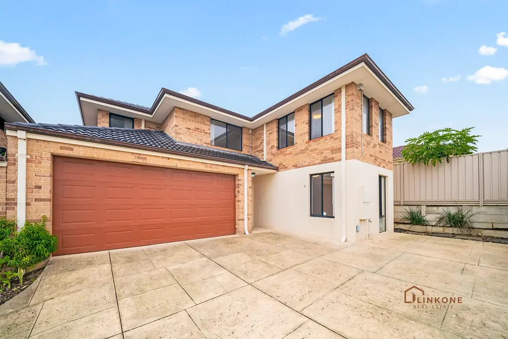 Spacious 4x2x2 Townhouse in Prime Redcliffe Location