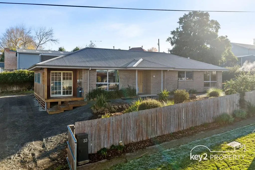 Deloraine 2Habitaciones Modern Simplicity with Everyday Convenience!