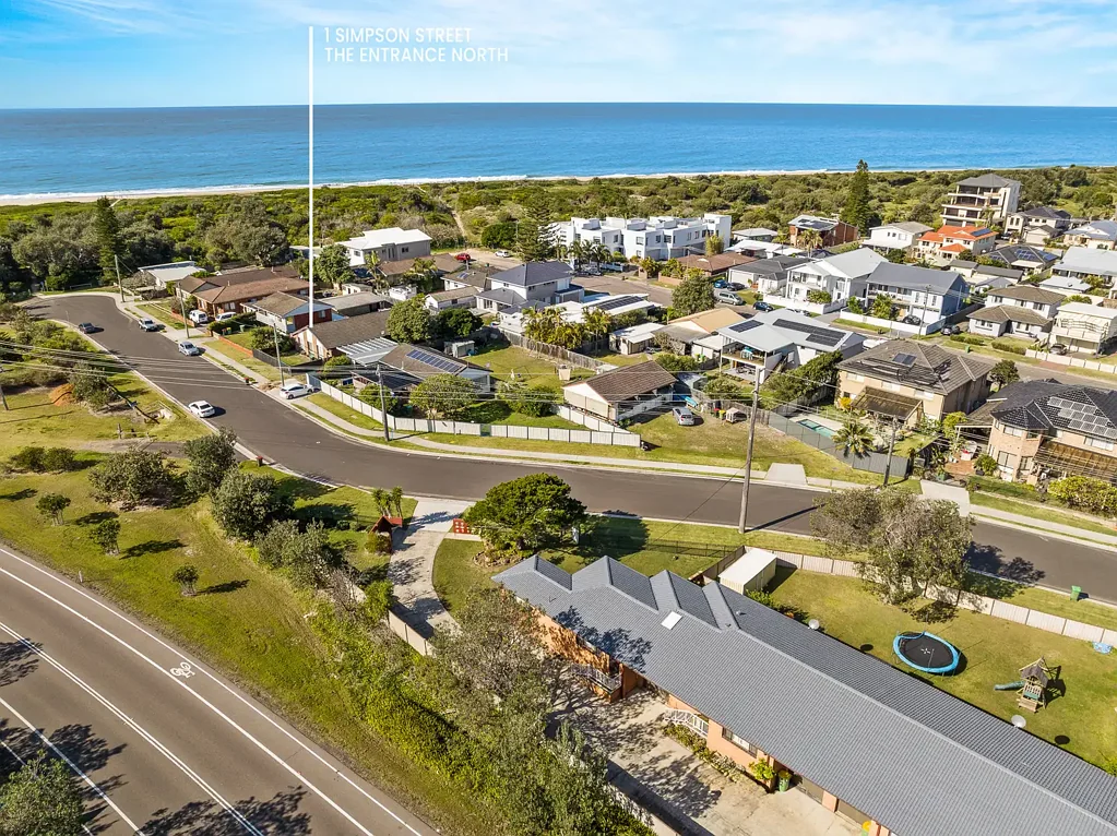 The Entrance North 5chambre Renovated Coastal Home with Classic Charm