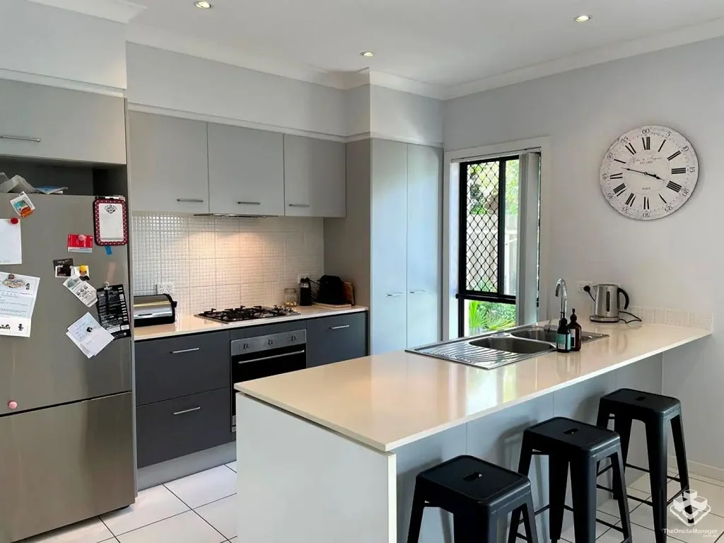 Furnished Studio Apartment - All Bills Included - Resort Style Complex 100M to Westfield