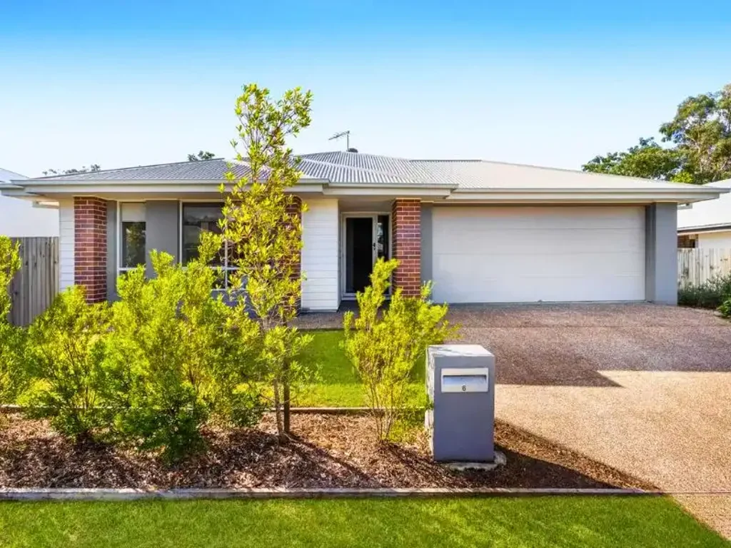 Modern 4-Bedroom Family Home in Prime Bellbird Park Location