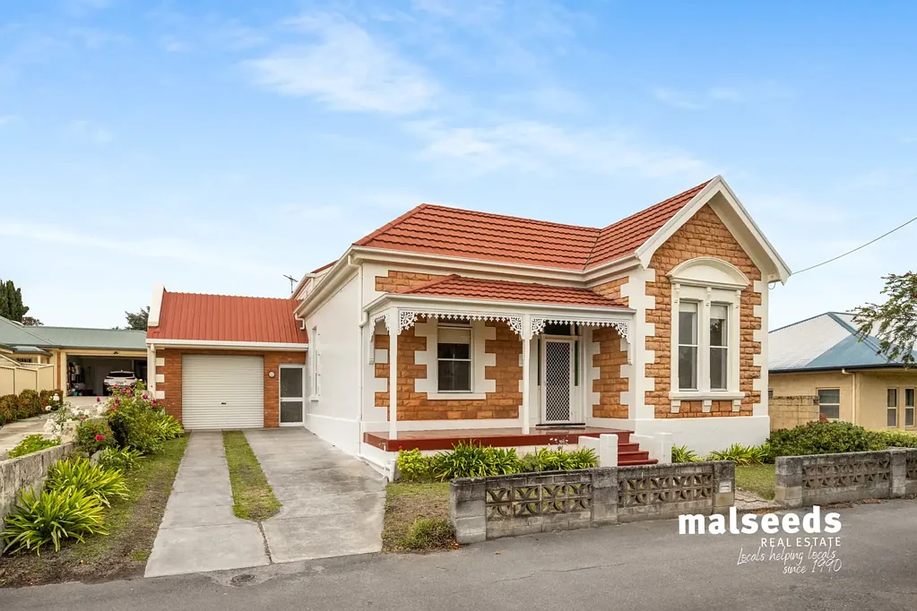 Mount Gambier 5ห้องนอน Centrally located Large Dolomite frontage with character and charm!