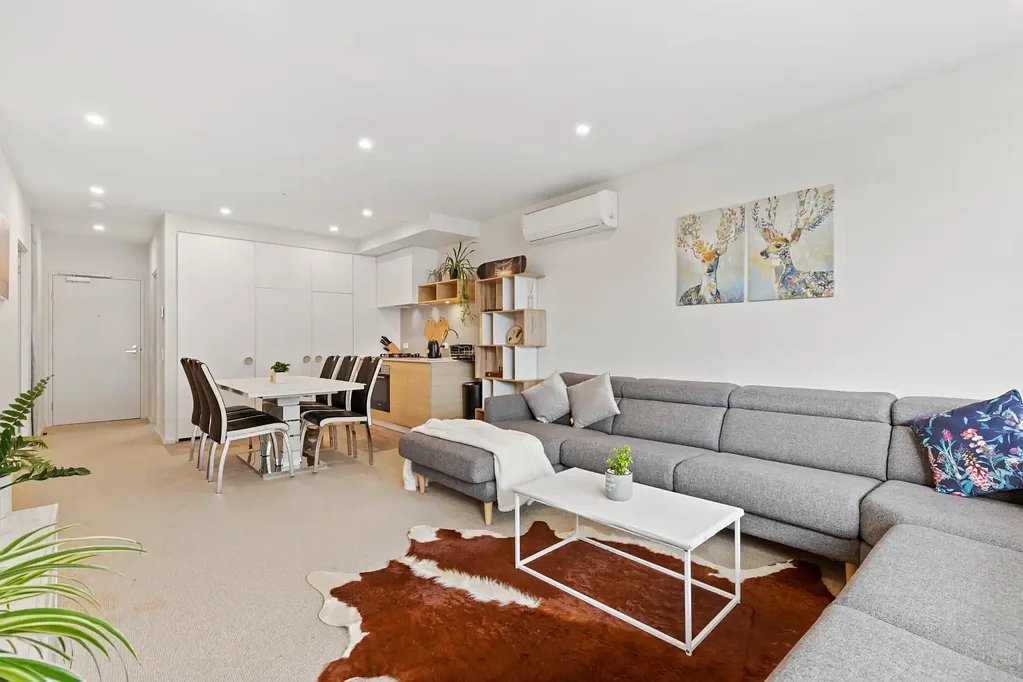 Caulfield North 2ห้องนอน Stylish, Light-Filled Living in the Heart of Caulfield North
