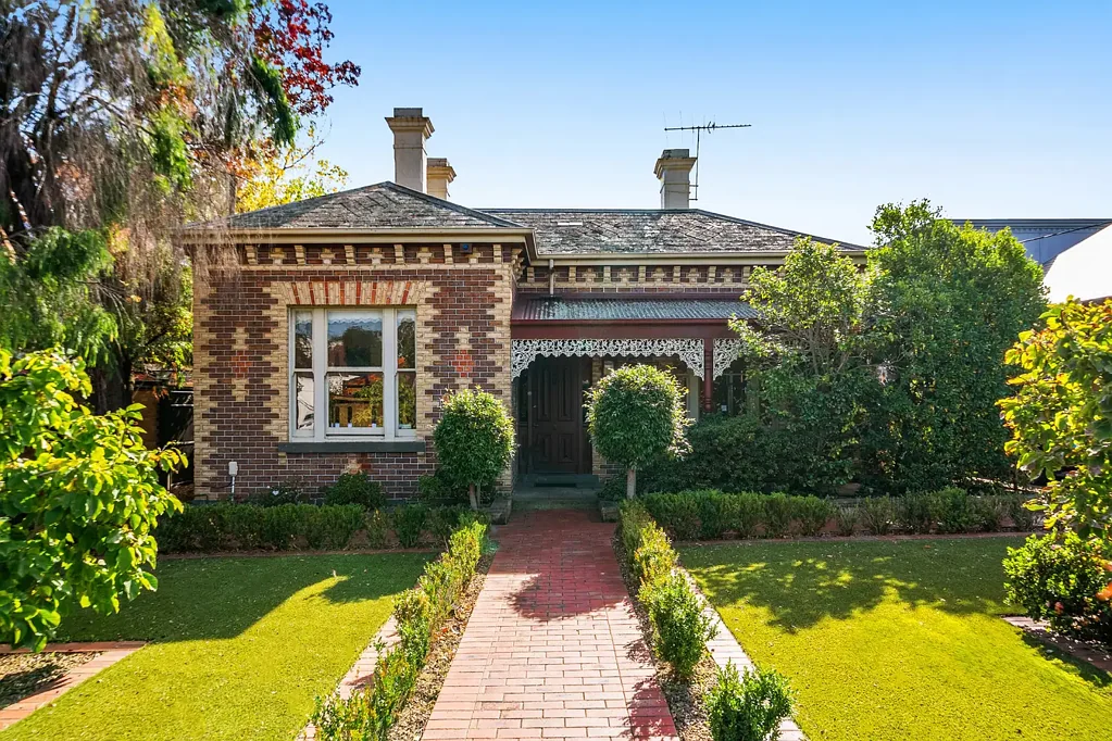 Moonee Ponds 3房 时代风格优雅 宽敞设计优越 北向后方朝向 高挑天花板 玫瑰花纹饰 大理石壁炉 现代厨房花岗岩 900毫米灶具 北向光线充足 私人花园露台 顶尖私立学校 步行生活便利 Proud Victorian On Park