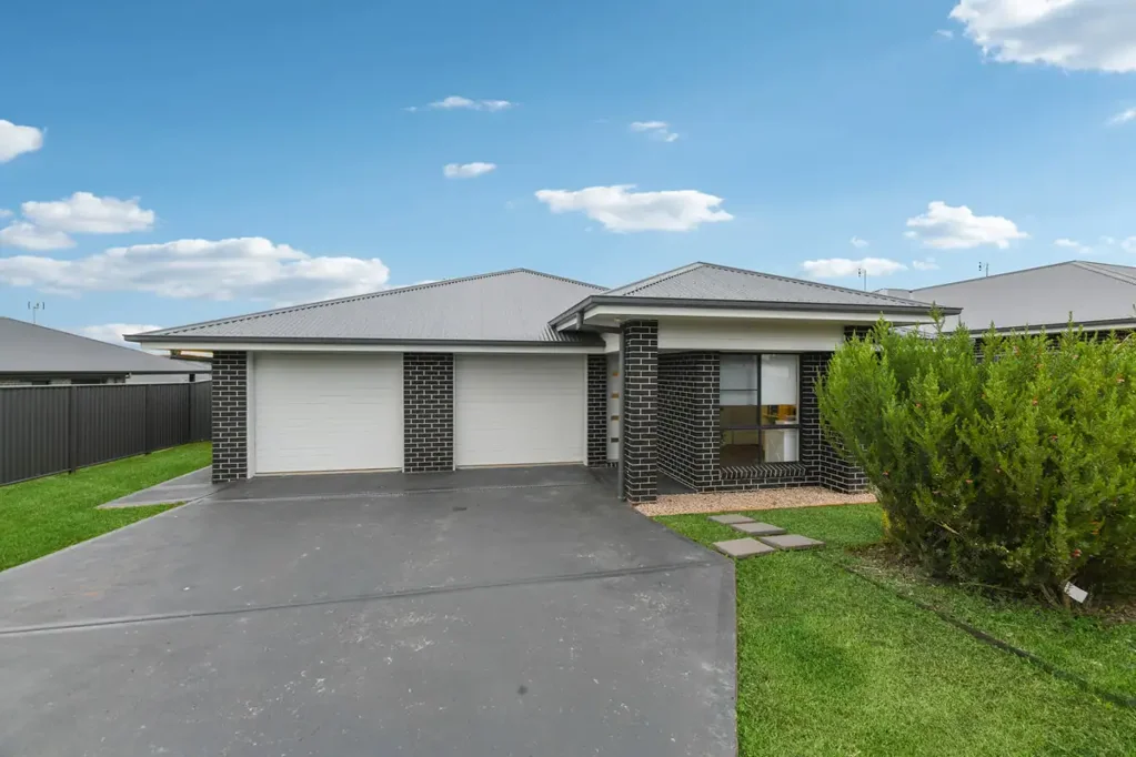 Gunnedah 5Zimmer Stylish Dual Occupancy with Strong Rental Yield – Ideal for Investors or Home Buyers Seeking Extra Income