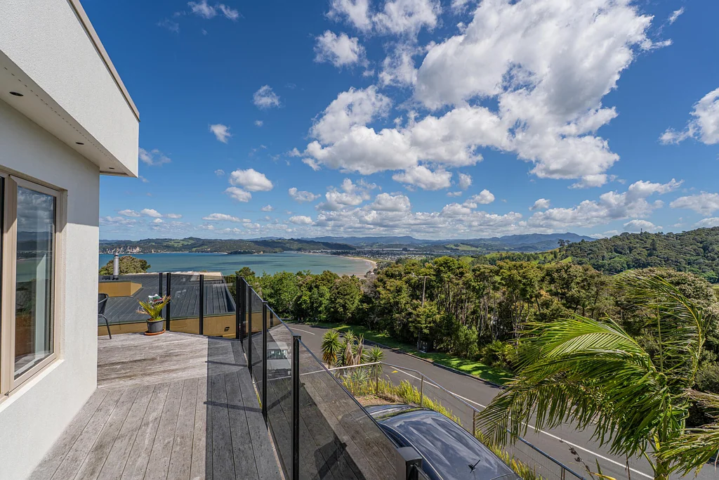 Whitianga 3 Slaapkamer SEA VIEWS, ELEVATED, DOUBLE-GLAZED AND A SURPRISE!