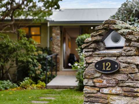 Wanaka 3房  Walk to the lake from this prime address