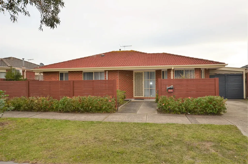 3 BEDROOM HOME IN A CONVENIENT LOCATION IN CARRUM DOWNS !