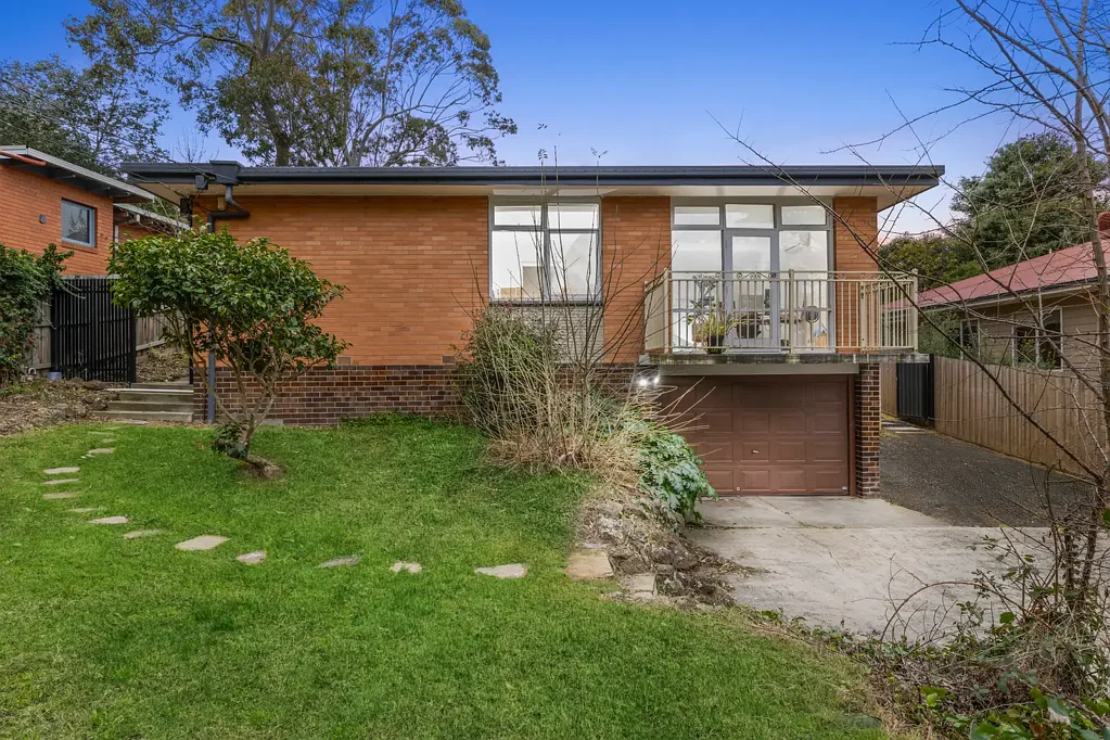 Mount Waverley 4房 宽敞五卧住宅 清新现代风格 STSA优质学区 分层布局分区生活 Bosch现代厨房 多功能独立侧翼 低维护成熟庭院 便捷生活配套 Family Flexibility with Contemporary Flair in the GWSC Zone (STSA)