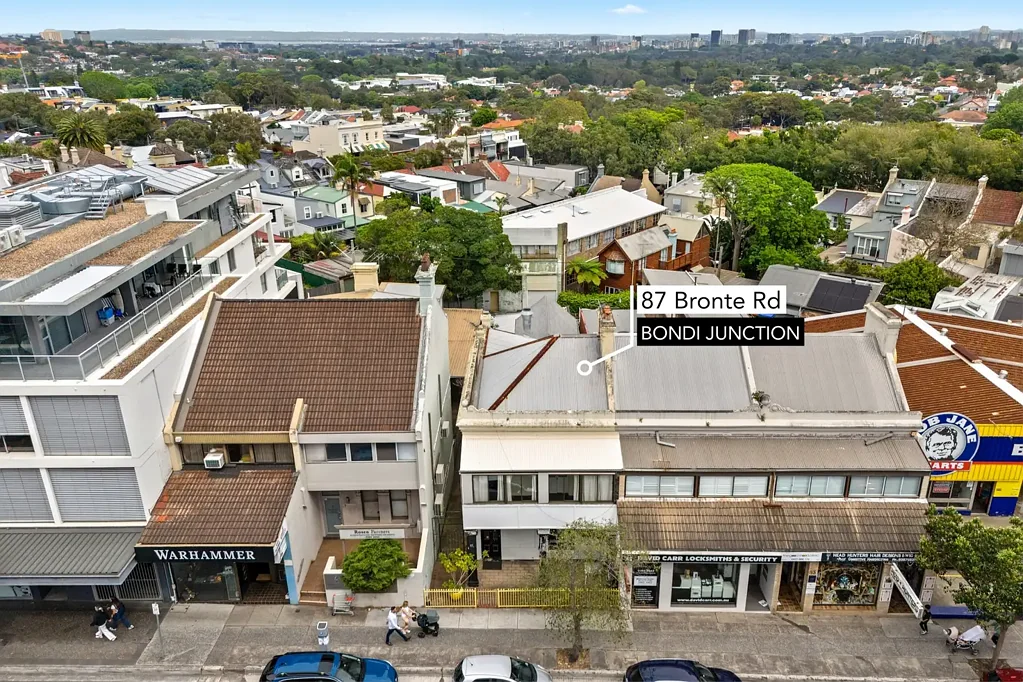 Bondi Junction 4कमरा Substantial 2 storey commercial/residential terrace on the doorstep to retail/business district. Renovation or redevelopment opportunity.