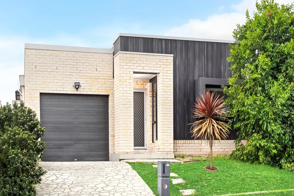 Gregory Hills 4ਬੈੱਡਰੂਮ Family Comfort and Convenience at 12 Percy Street