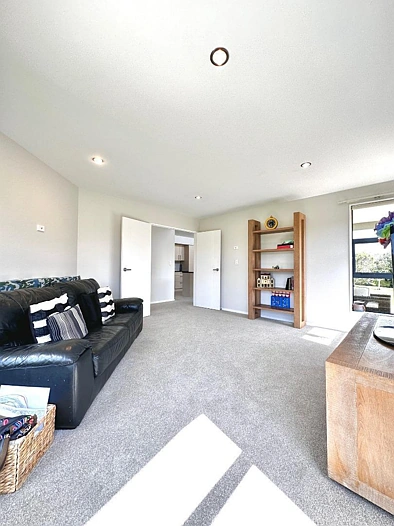 Modern Spacious Family Home in Beachlands