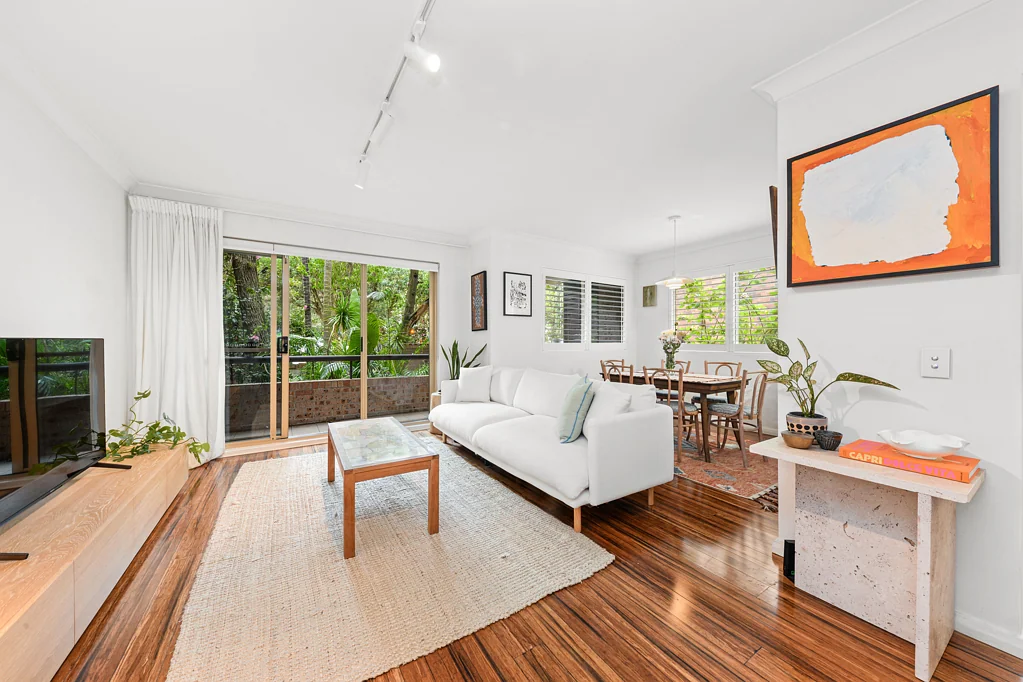 Sophistication in a central lifestyle address, 1st floor, balcony, bathtub,