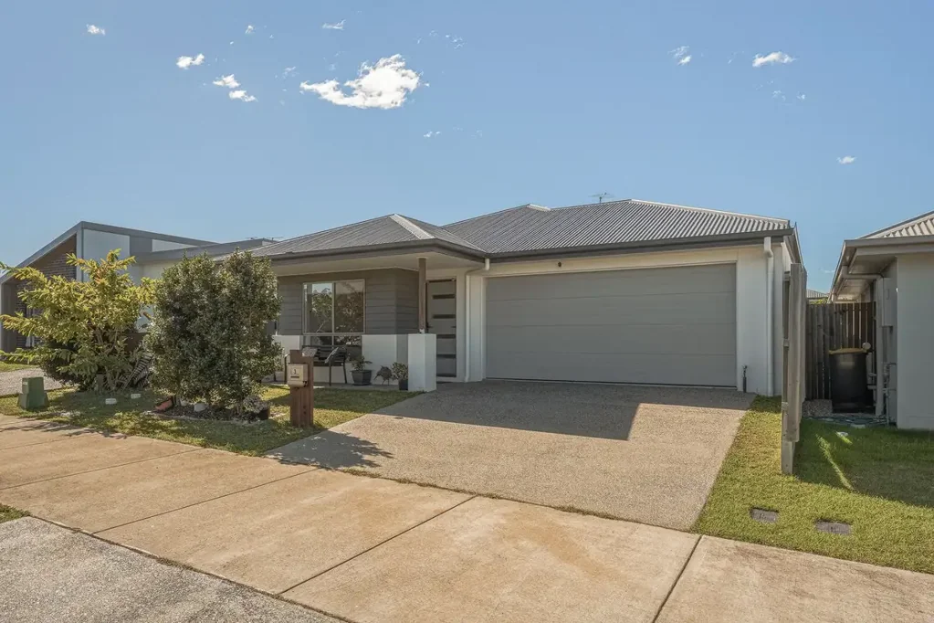 Burpengary East 3房 Integrale建筑 优质装修 低维护生活 开放式空间 厨房电器齐全 主卧套间浴室 双车库 太阳能板 社区便利 THE OFFER: First Home. Downsizer. Investment.