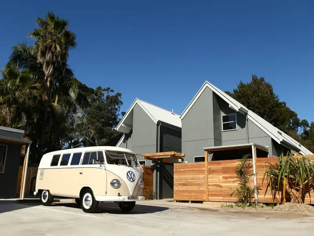 Stylish Two-Storey Apartment Near Shops and Beaches