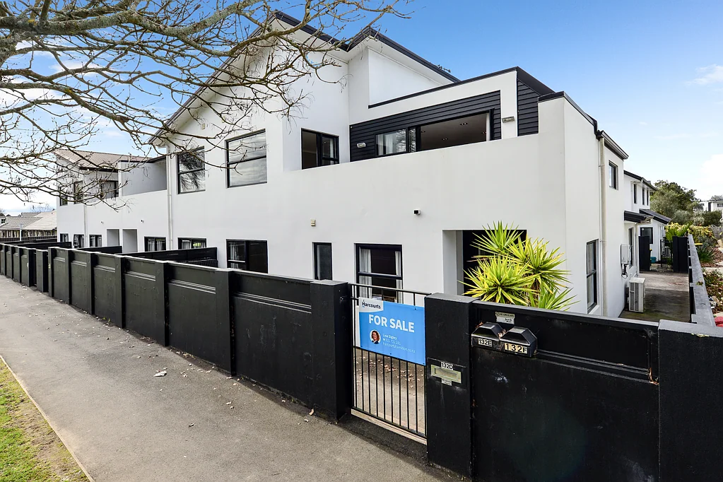 Hamilton East 4غرفة نوم Townhouse Overlooking Steele Park