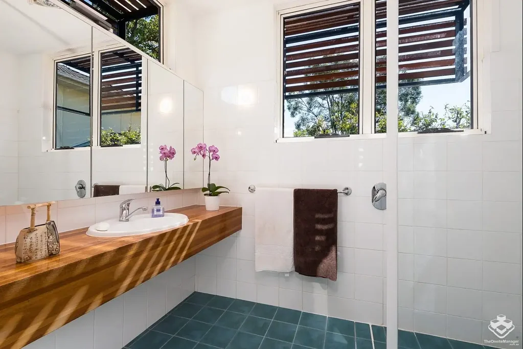 Walking to Indooroopilly state school and shopping centre, 5 bedroom with office