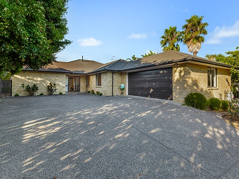 Riverhead 4房  Your Own Private Oasis... Big House....Big Land