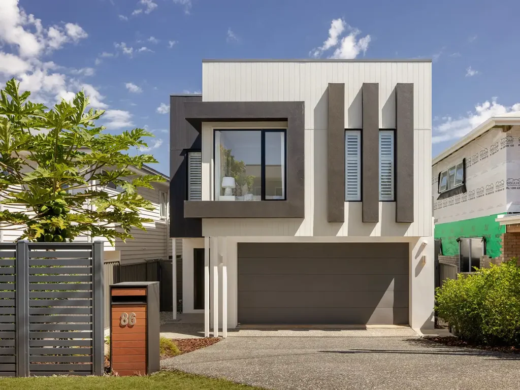Mount Gravatt East 5房 近新住宅 3.67米高顶 5卧3卫 主套带套间 采光充足 开放布局 太阳能系统 便利学区 “Grenfell Rise” – Near-New Living with Space, Light & Elevated Appeal 86 GRENFELL STREET, MOUNT GRAVATT EAST