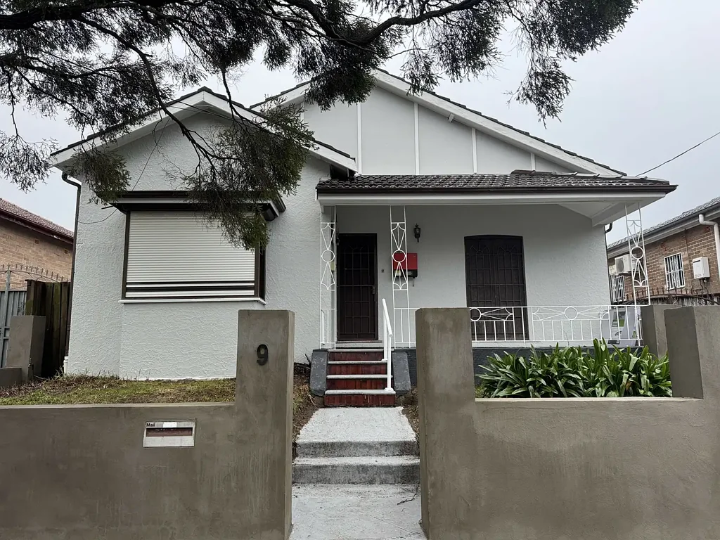SPACIOUS FIVE BEDROOM HOUSE WITH SWIMMING POOL