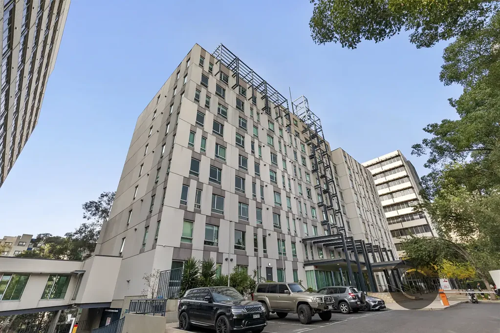 Fully-Furnished, Abundantly Lit In A Prime Melbourne Location