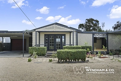 Paynesville 3chambre Substantial Family Home with Future Development Potential