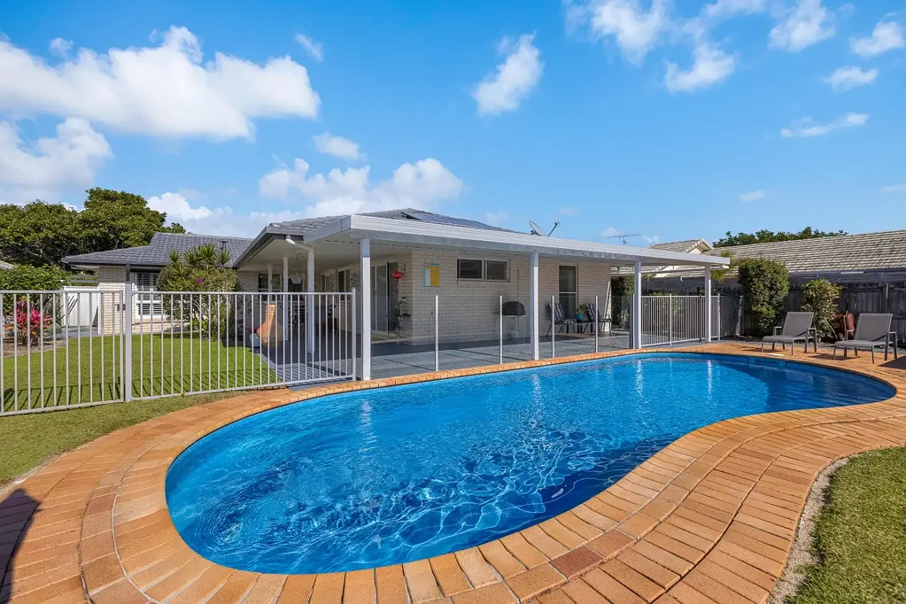 Pelican Waters 4房  LOWSET LIVING WITH POOL, HUGE ALFRESCO & WALK TO THE WATER