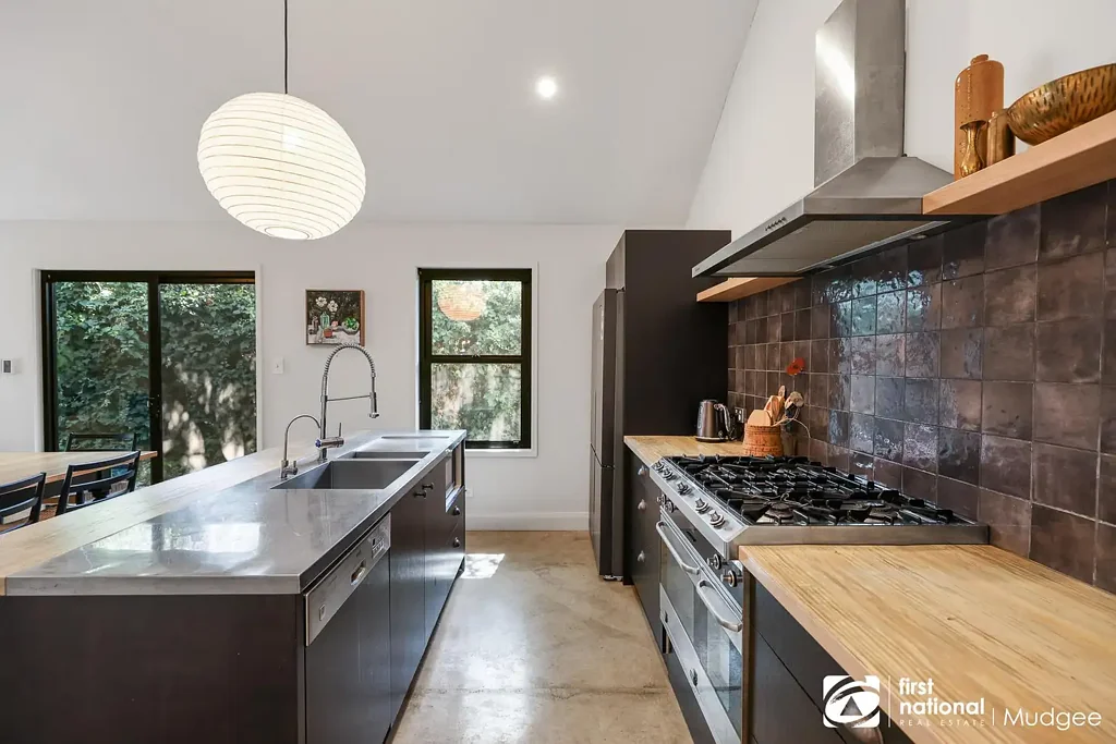 FULLY FURNISHED LUXURY IN THE HEART OF MUDGEE