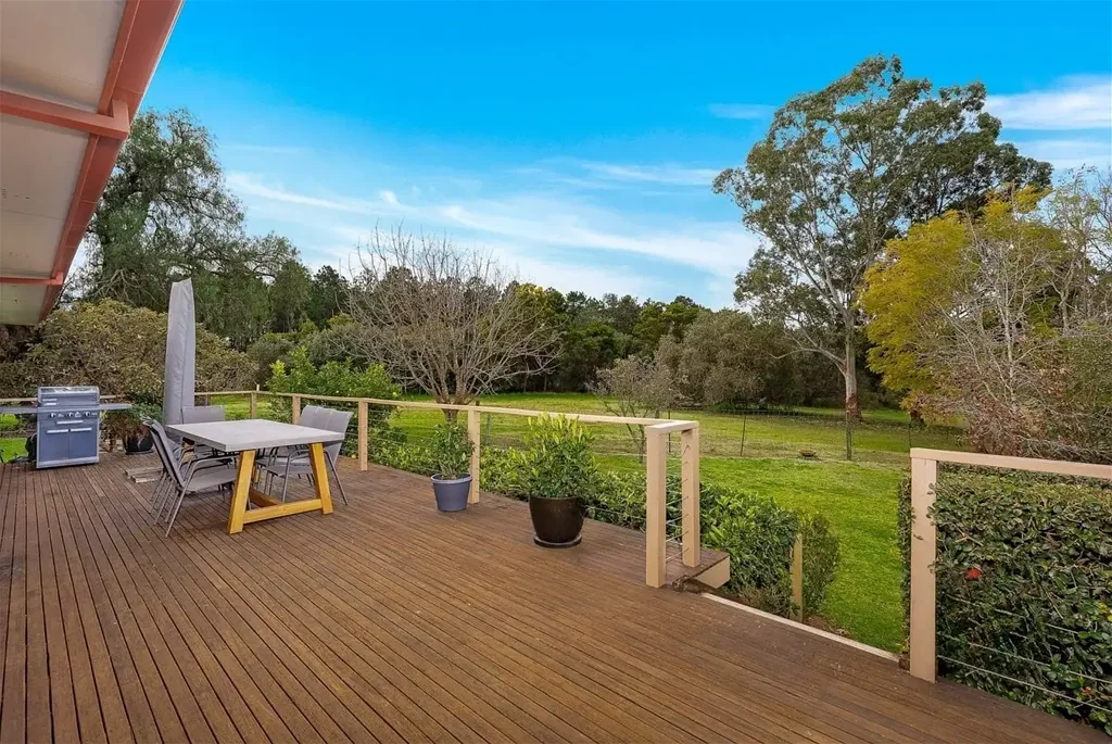 FAMILY-FRIENDLY ENTERTAINER IN SOUGHT-AFTER COBBITTY