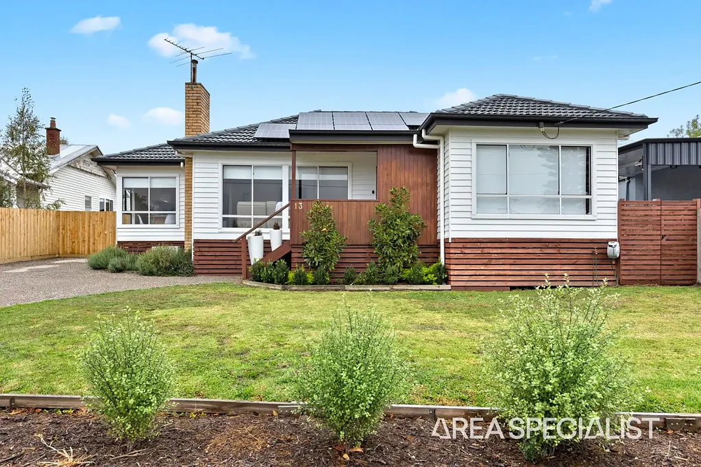 Korumburra 3Zimmer The Brief: Beautifully Renovated Home on Huge Block!