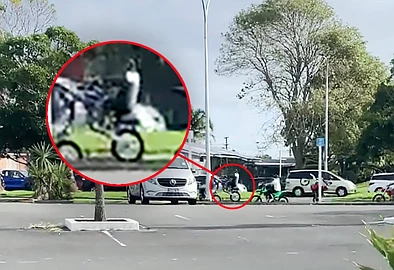 吓人！奥克兰街头涌现上百台摩托车，汽车遭团团包围，引发严重拥堵！