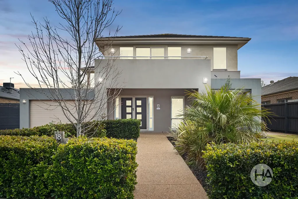 Langwarrin 4 Bedroom Modern family living with resort-style comforts.