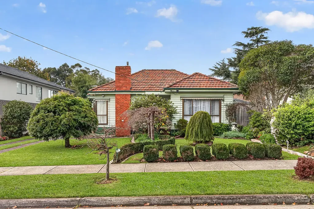 Blackburn South 3 Slaapkamer Timeless Family Home with Endless Future Potential on 629sqm (Approx.)