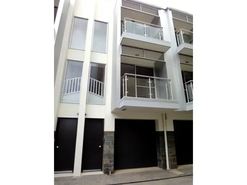 Unfurnished 2 Bedroom 1.5 Bathroom Townhouse in City for Rent !!!