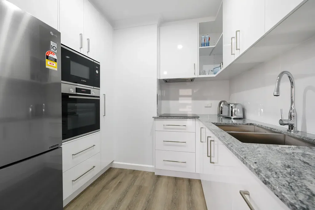 2 BEDROOM FULLY RENOVATED UNIT - CENTRAL ALBURY