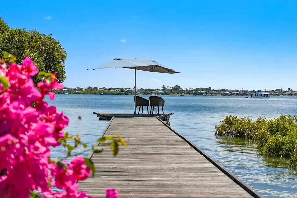 Victoria Point 4Zimmer ABSOLUTE WATERFRONT LOWSET HOME WITH PRIVATE JETTY!