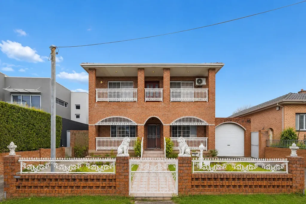 Canterbury 5房 占地 632 平方米，带双拼别墅开发潜力的双层双砖住宅 Two Storey Double Brick Home With Duplex Potential On 632sqm Of Land