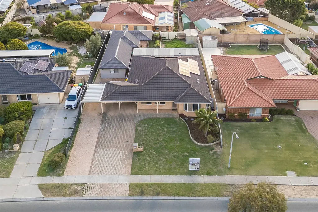 Connolly 5침실 Fabulous on Fairway — Dual Living, Granny flat - Endless Potential & An Opportunity Not to Be Missed