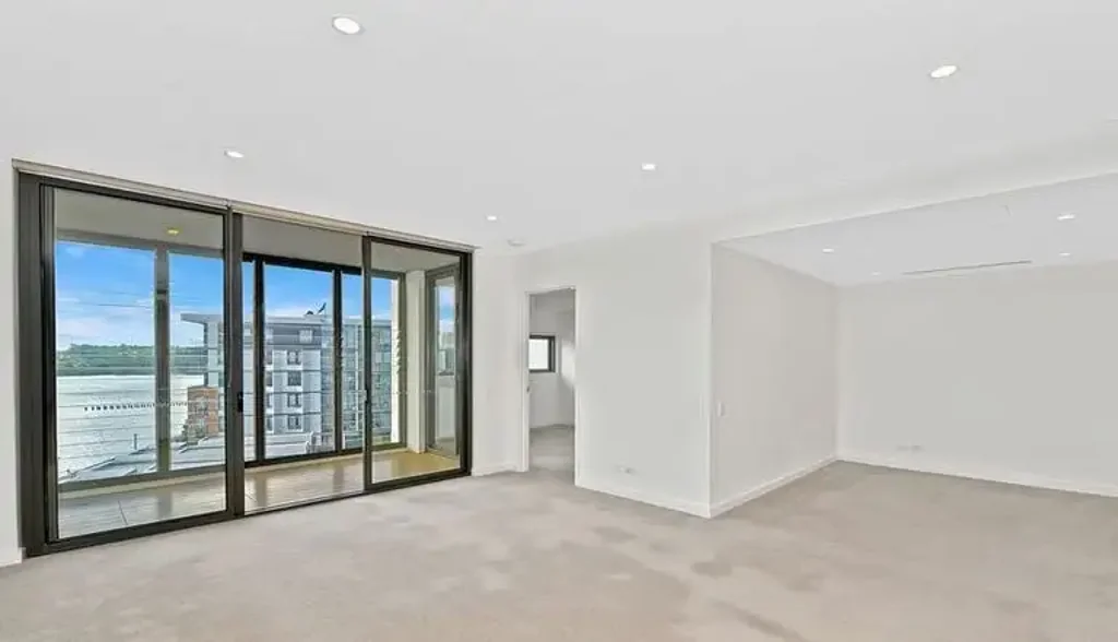 Oversized One Bedroom Apartment With Waterview's and Study Space