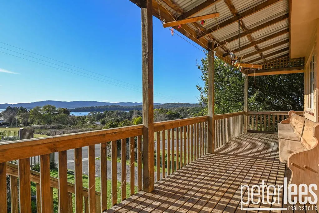 Beauty Point 4 Bedroom Renovation-Ready Large Home with Water Views